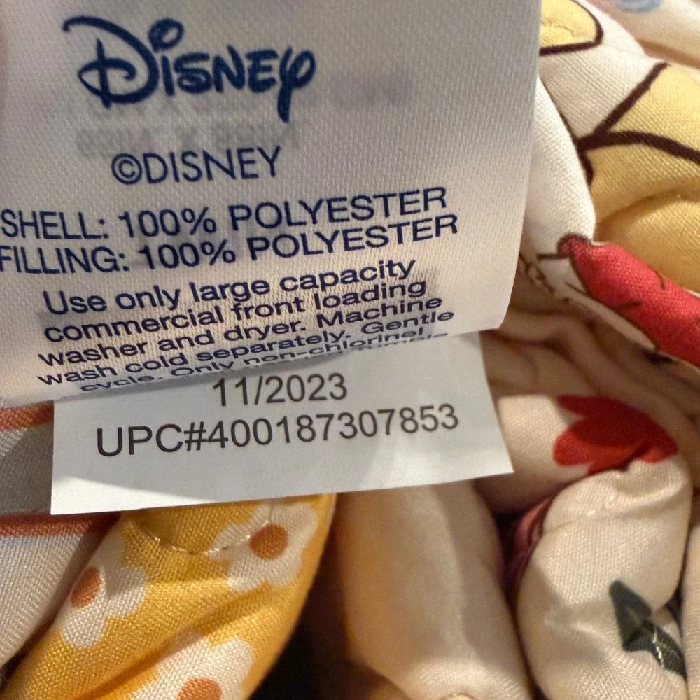 2-Piece Disney Winnie The Pooh Reversible Twin Size‎ Quilt Set